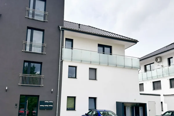 Mehrfamilienhaus Ringstraße Löhne – Gebäudekomplex mit anthrazitfarbenem Turm und Hofbereich