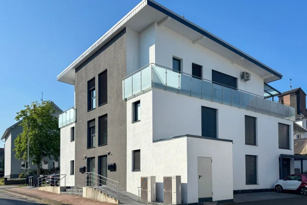 Mehrfamilienhaus Löhne Bülowstraße – Rückansicht mit umlaufendem Balkon und zweigeschossigem Anbau