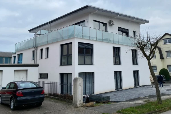 Fertiggestelltes Mehrfamilienhaus Bülowstraße Löhne – Winteraufnahme mit Dachterrasse und Glasbrüstung